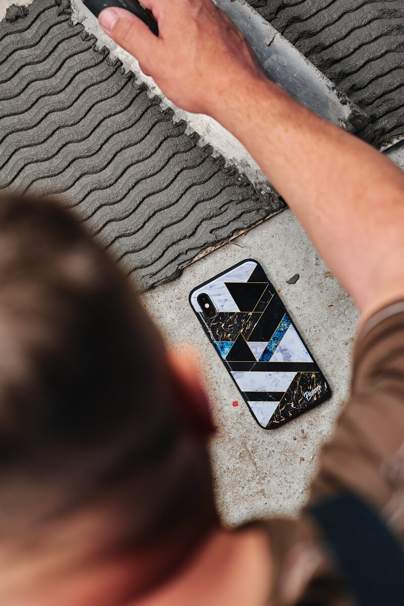 Kryt na mobil s designom Dark geometry